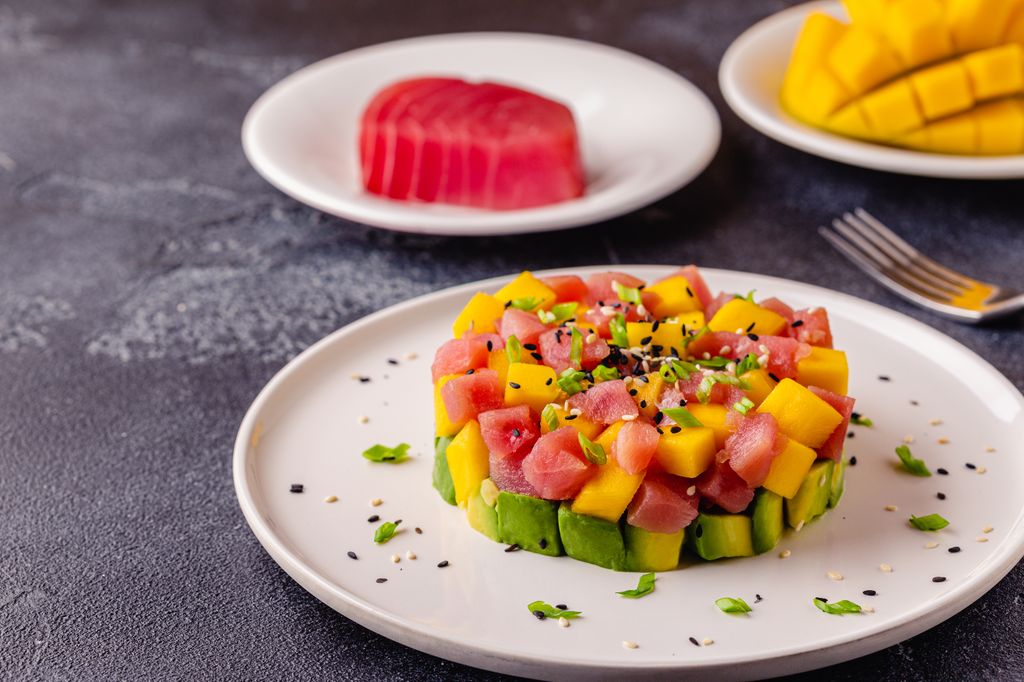 La cremosidad del aguacate equilibra la textura del atún y el punto fresco y afrutado del mango.