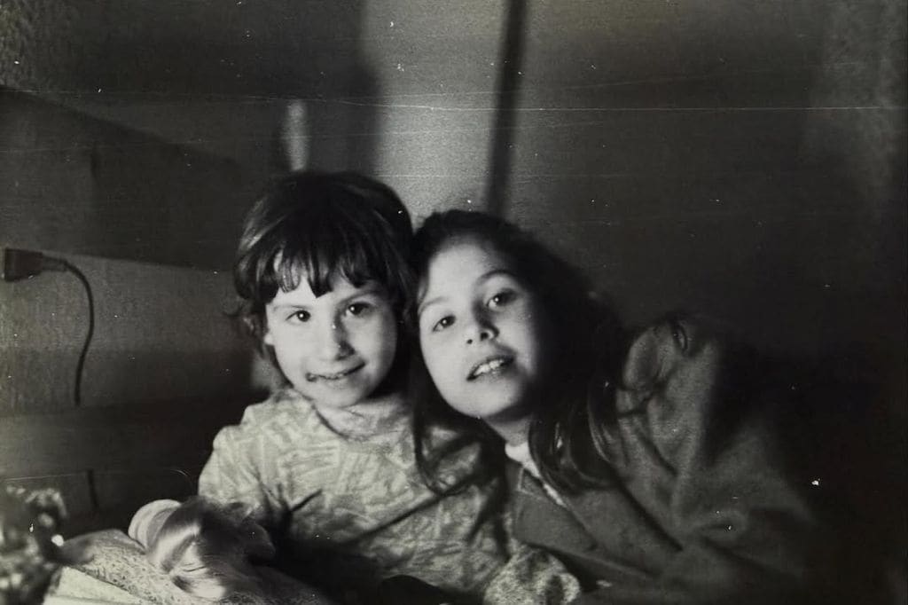 Nuria Roca y su hermana Ruth de niñas