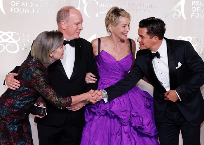 Carolina de Mónaco saludando a Orlando Bloom