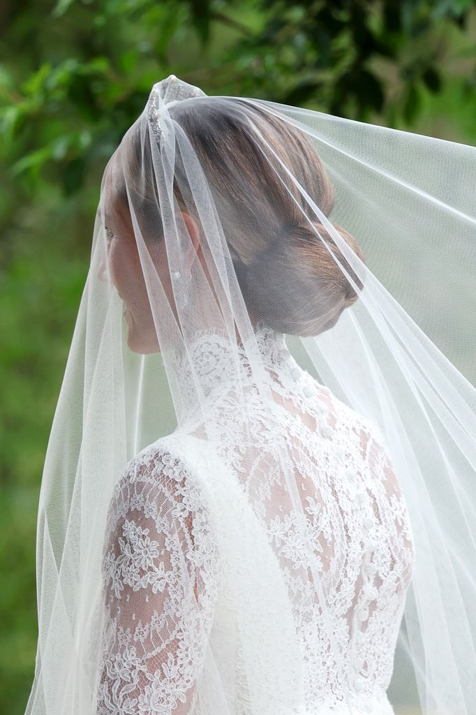 Detalle del peinado de la novia, decorado con una espectacular tiara 