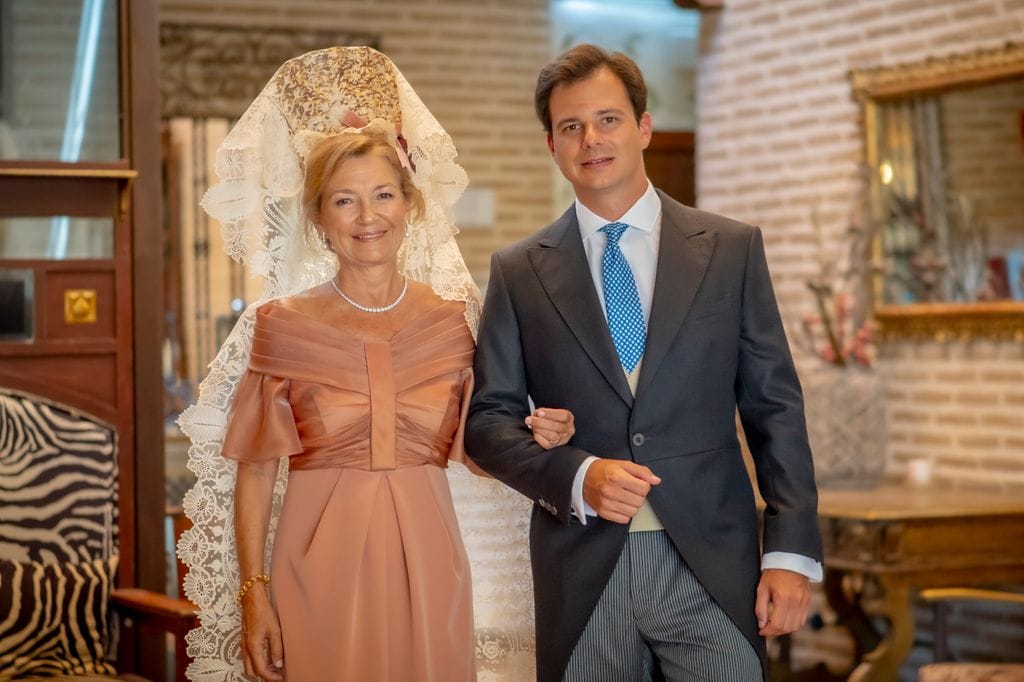 Madrina viral con mantilla blanca