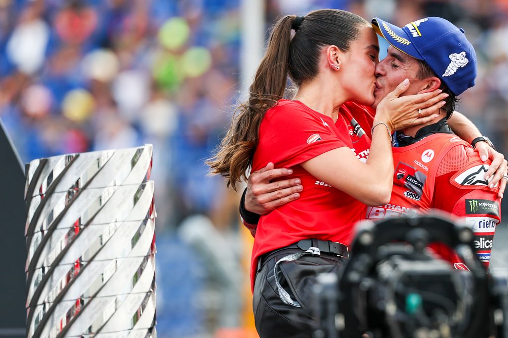 El apasionado beso de piloto a su chica en Japón tras conquistar el mundial de MotoGP