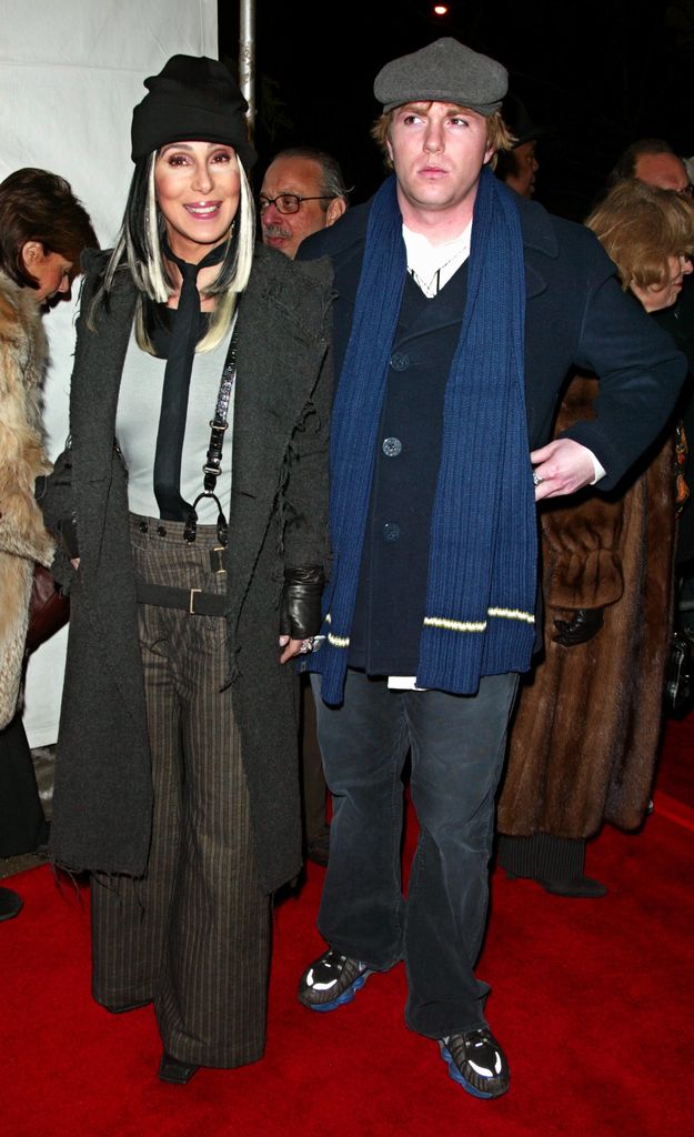 Cher y su hijo Elijah Blue Allman en el estreno de "Stuck on You" en 2033