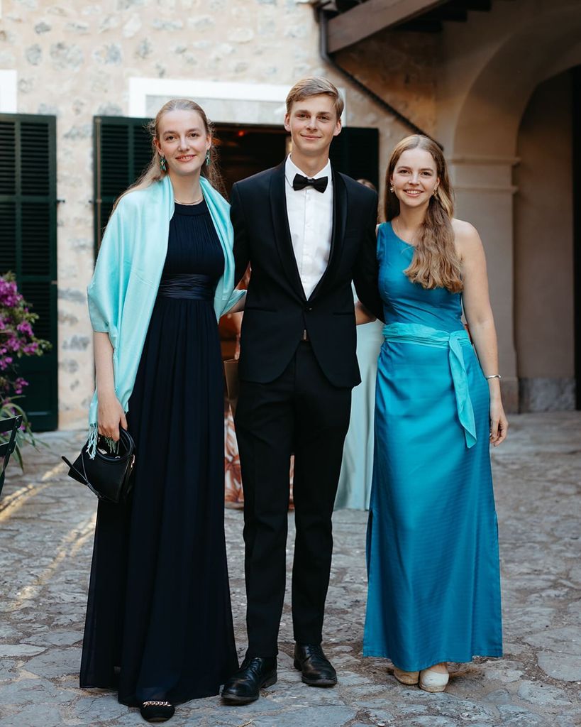 Carlos Constantino de Habsburgo-Lorena posando con sus hermanas en Palma de Mallorca