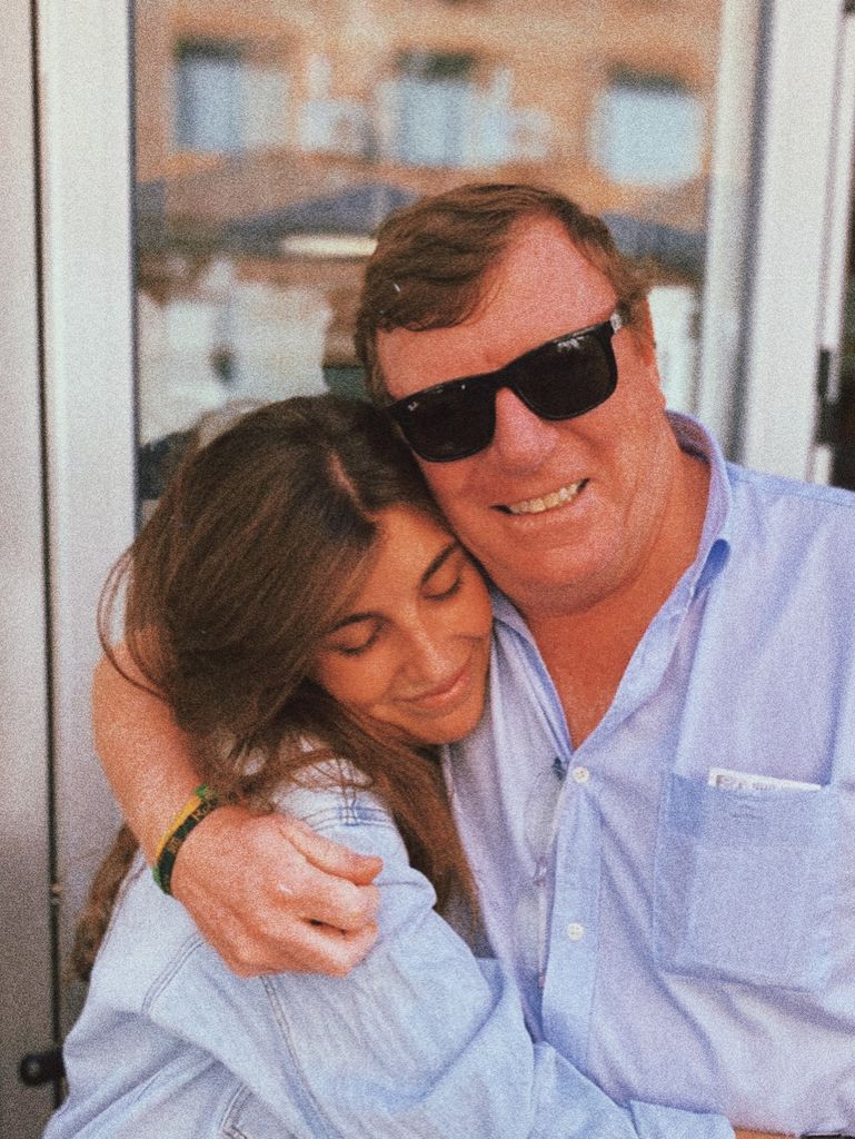 Patricia abraza a su padre, César Cadaval
