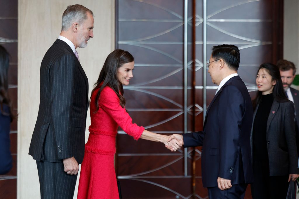 FELIPE VI Y LETIZIA SON RECIBIDOS POR LAS AUTORIDADES DE LA PROVINCIA DE SICHUAN EN SU PRIMER ACTO EN CHINA