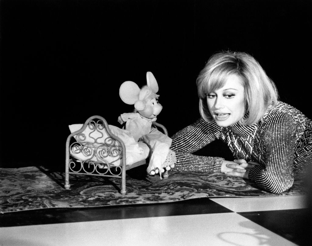 Raffaella Carrà junto a Topo Gigio durante un momento dedicado a los niños en el programa de televisión italiano Canzonissima, en Roma, en 1974