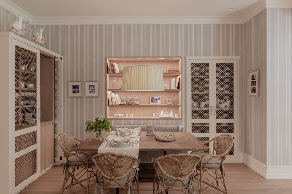 Un banco corrido y varias sillas conforman un comedor integrado en la cocina