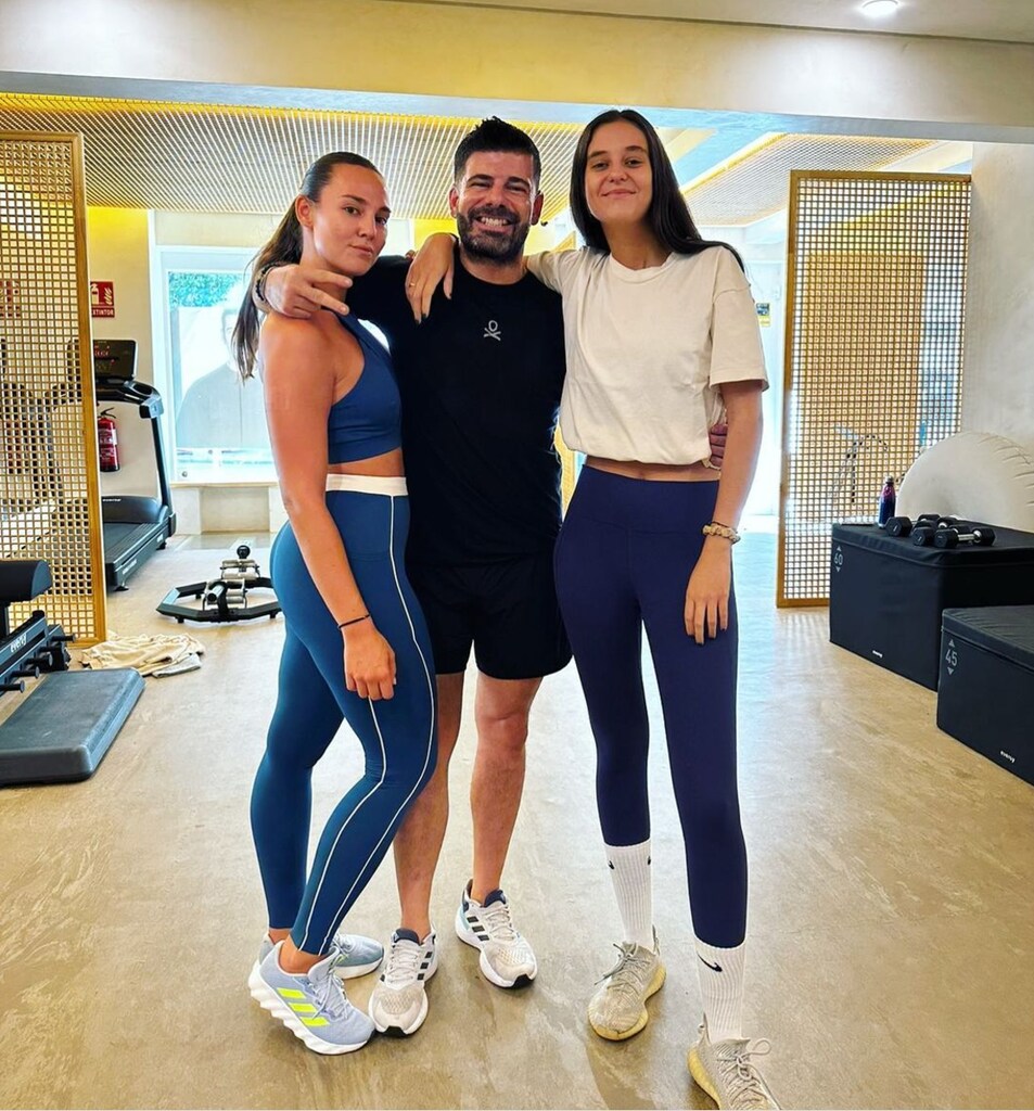 Victoria de Marichalar posando con sus entrenadores