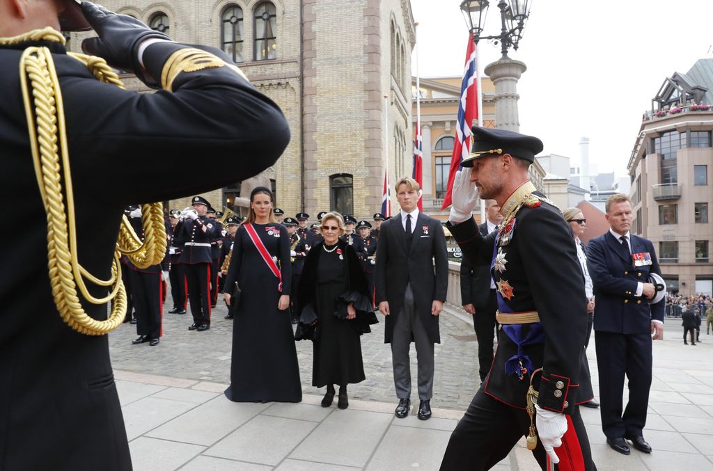 La reina Sonia y los príncipes Ingrid y Sverre esperan al rey Haakon a su llegada al Parlamento