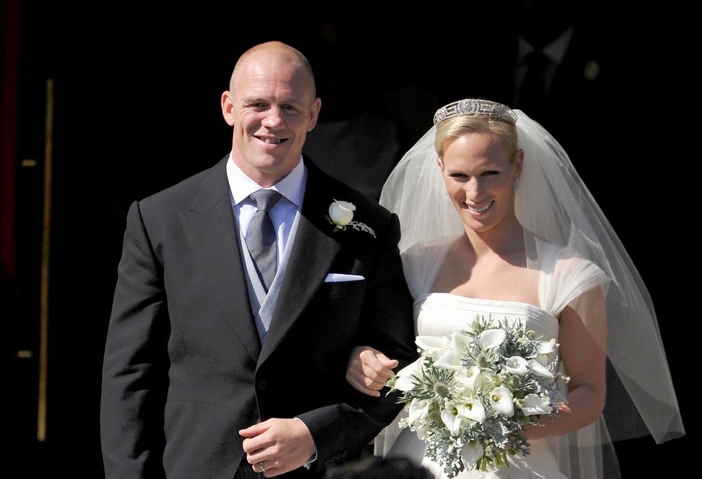 Zara Phillips y Mike Tindall abandonan la iglesia tras celebrar su boda en Edimburgo (julio de 2011).
