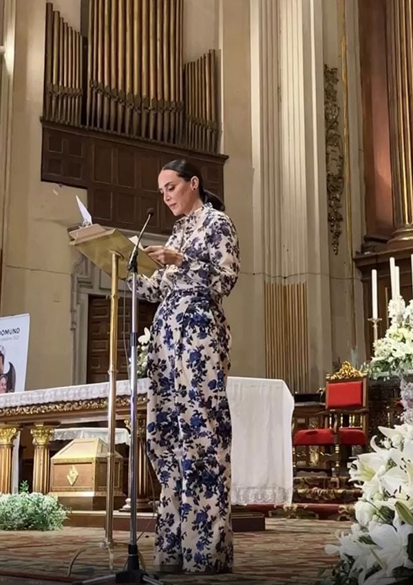 Tamara Falcó con look de estampado floral, en el pregón del Domund