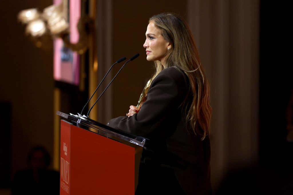 Su look cobró relevancia luego de aceptar el  Equity in Entertainment Award.