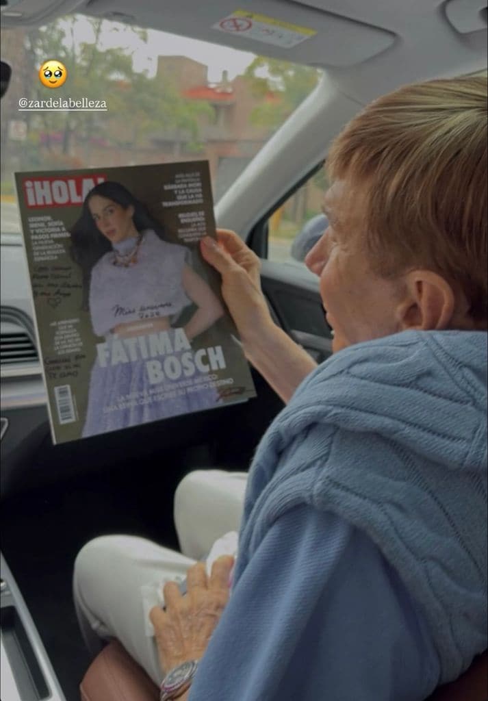 Fátima Bosch compartió esta foto de Osmel con el ejemplar de ¡HOLA! con su portada.