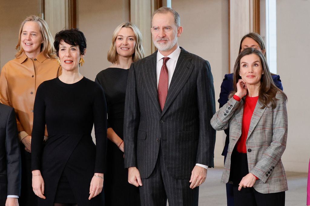 El rey Felipe VI y la reina Letizia con Marta Ortega en la reunión del patronato de la Galería de las Colecciones Reales con los Reyes