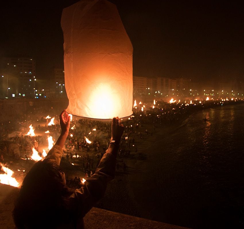 Noche de San Juan en la playa de Orzán, A Coruña.