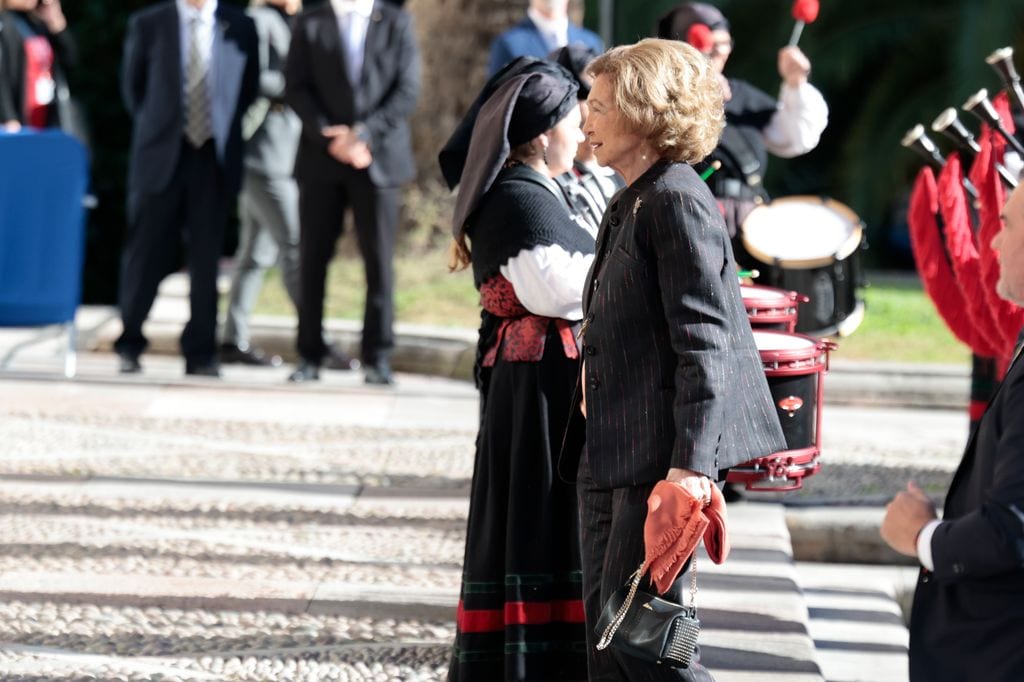 Reina Sofía llegando al Hotel Reconquista en Oviedo para los eventos de los Premios Princesa de Asturias 2024
