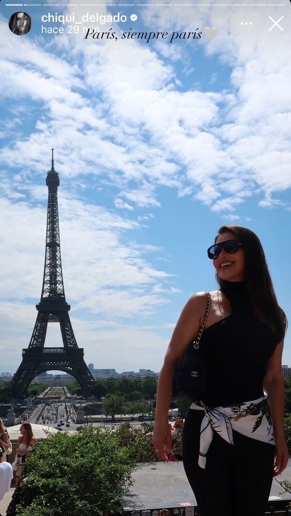 La presentadora de origen venezolano posó bellísima con la Torre Eiffel de fondo. 
