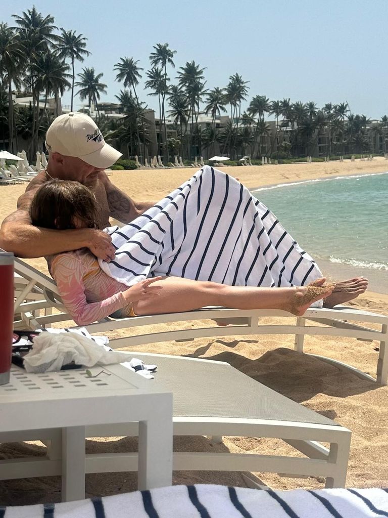 Ricky Martin mostró su lado protector mientras descansaba en la playa con su hija Lucía.