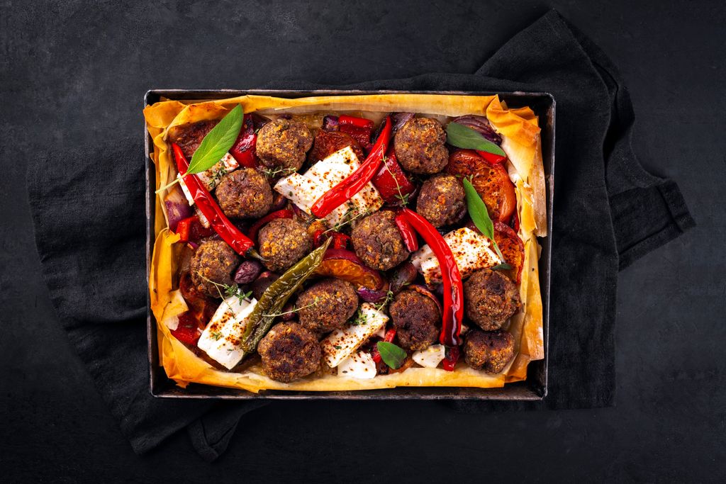 Albóndigas de cordero con queso, tomate y arroz blanco