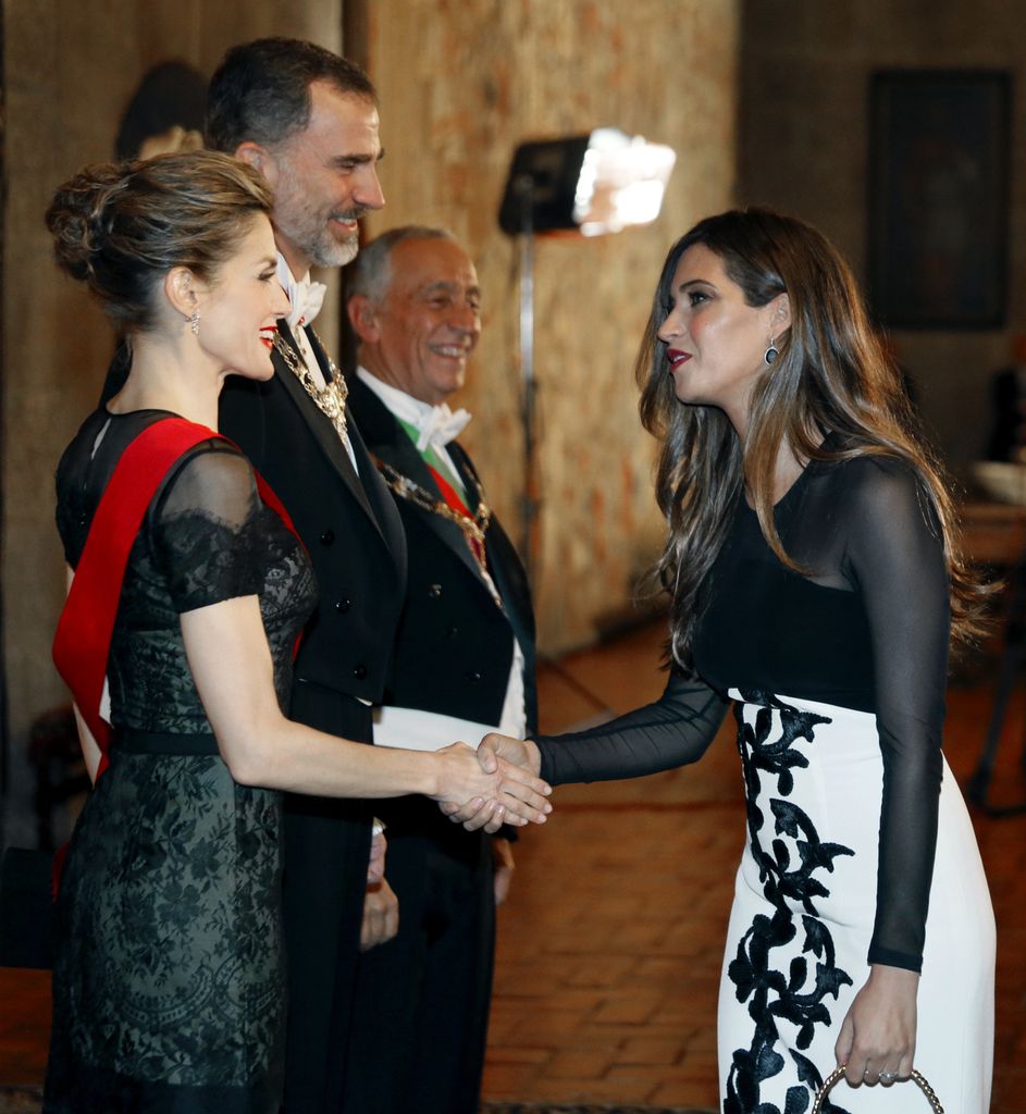 Sara Carbonero asisten a una cena de gala durante la visita oficial de los Reyes a Guimarães, Portugal, el 28 de noviembre de 2016.