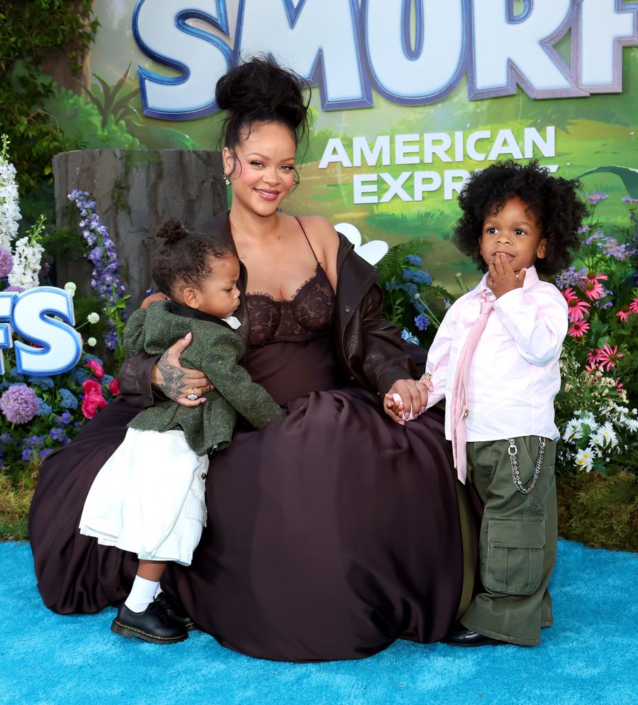 Rihanna con sus hijos en el estreno de 'Los Pitufos' en Los Angeles 