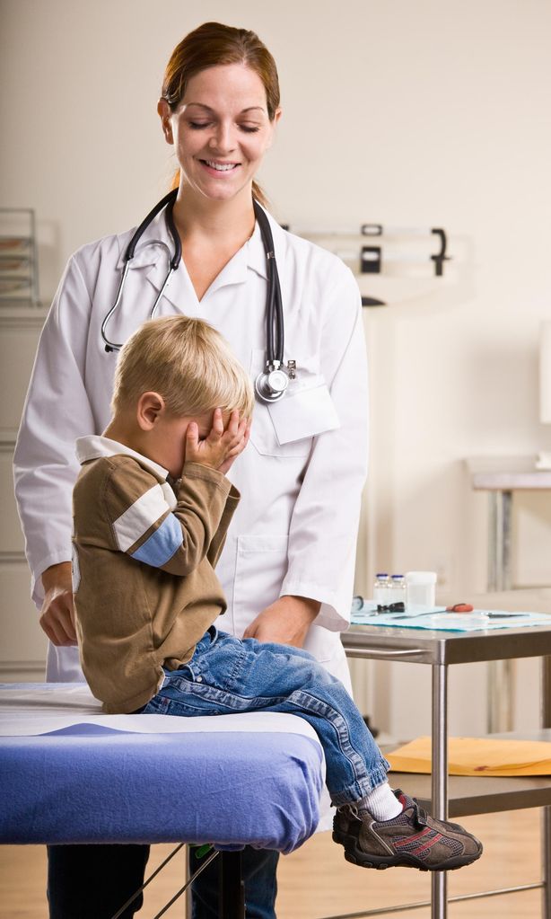 Niño miedoso en la consulta del pediatra