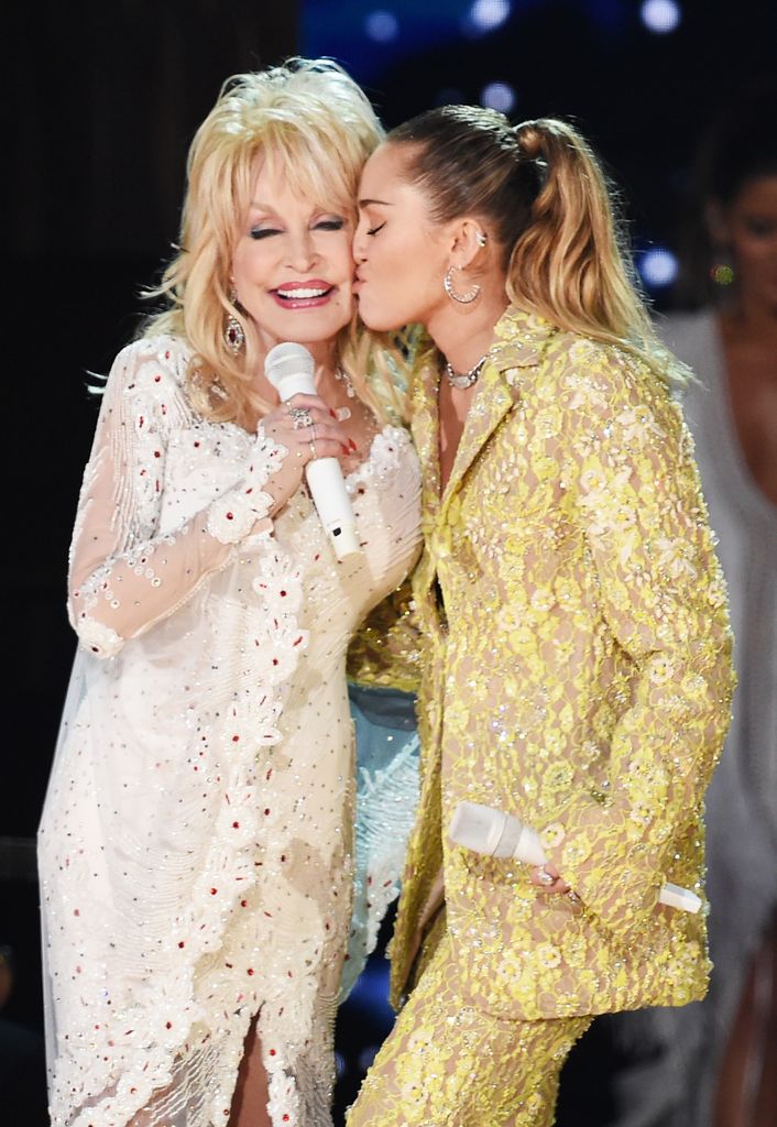 Dolly Parton y Miley Cyrus juntas en el escenario de los GRAMMY en febrero de 2019.