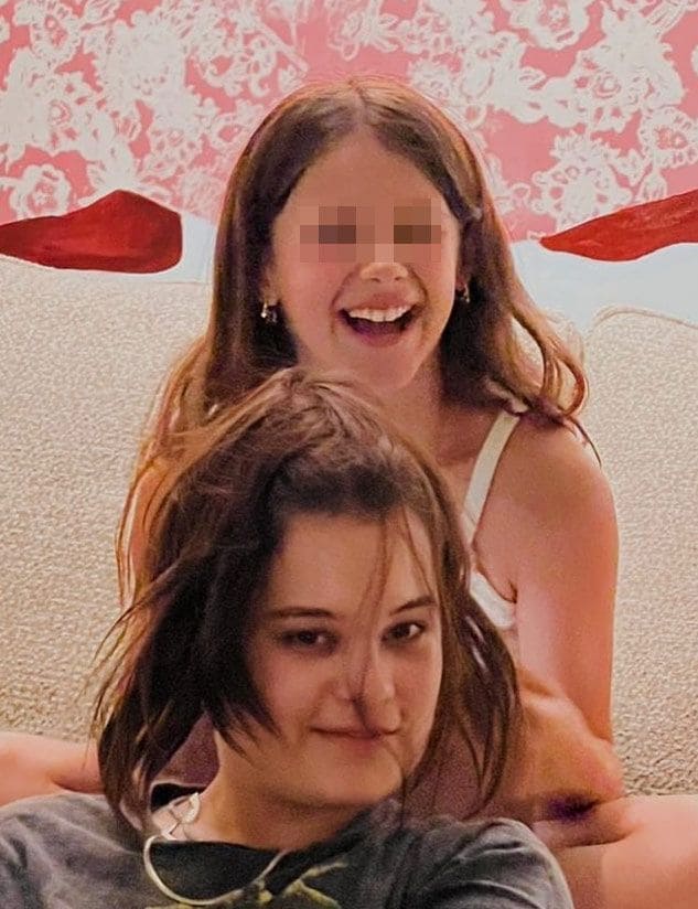 Manuela y Alma, hijas de Alejandro Sanz, posan juntas