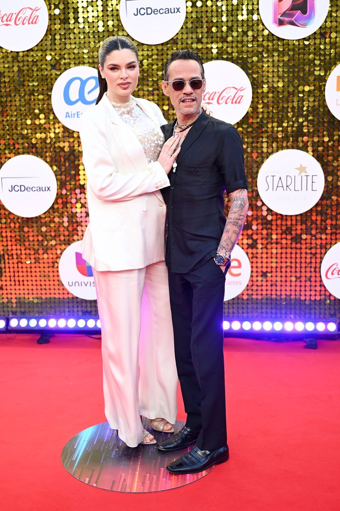 Marc Anthony y Nadia Ferreira en la alfombra roja de Premios Juventud.