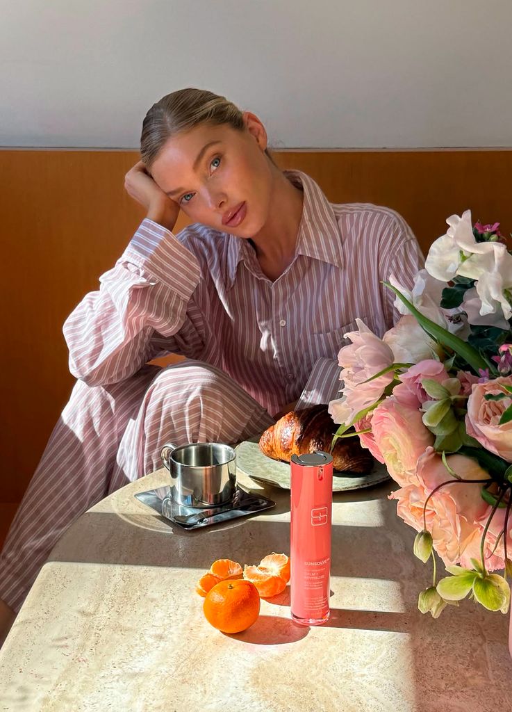 elsa hosk con pijama y desayuno