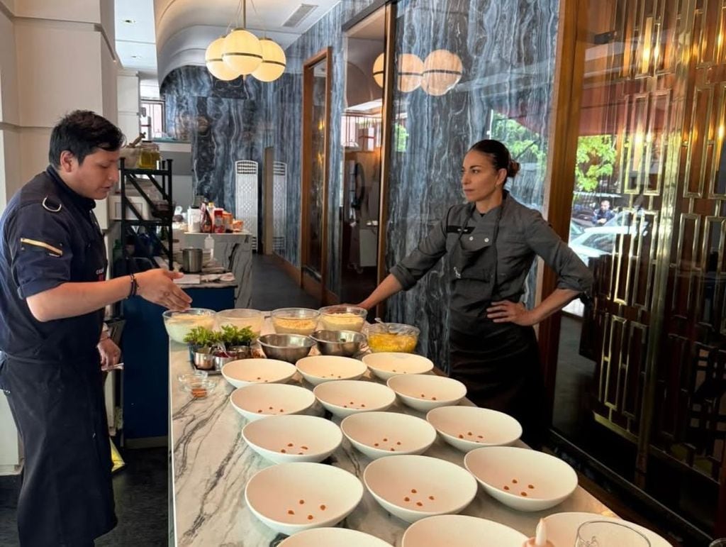 La concursante durante la preparación del menú