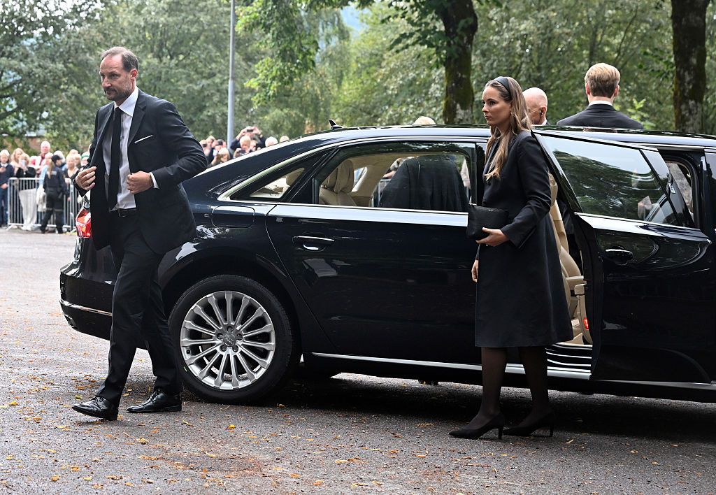 La princesa Ingrid Alexandra acompaña a su padre en el funeral de su abuelo, el rey Harald