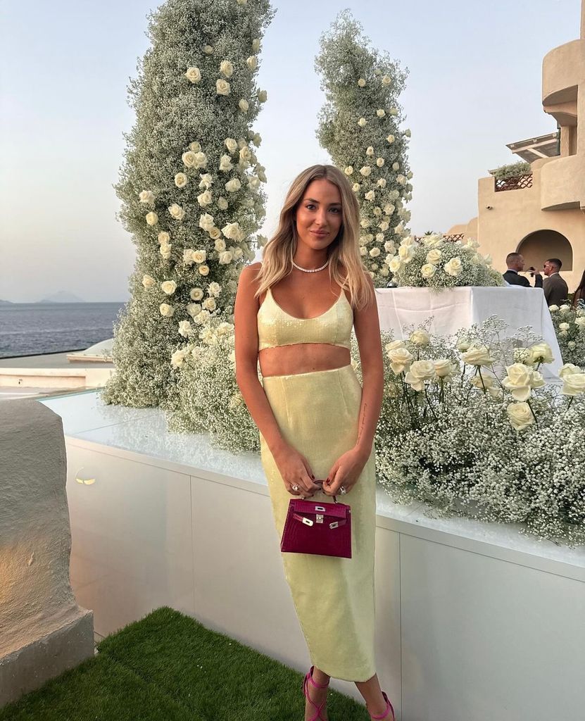 Look de invitada de Alice Campello en Italia