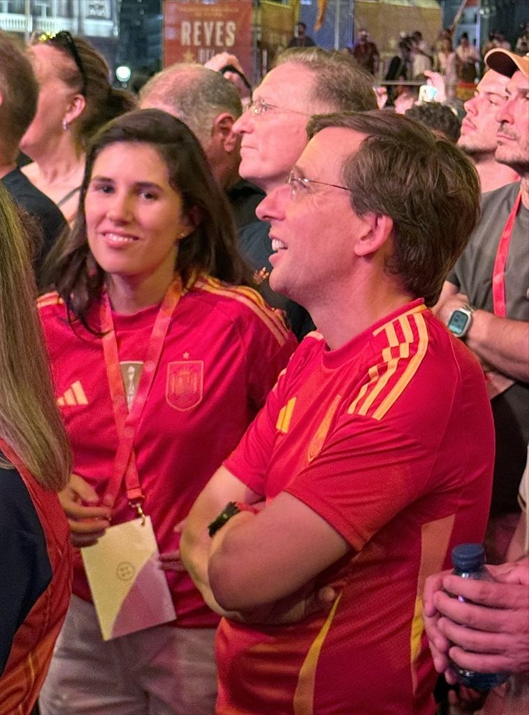 Teresa Urquijo y José Luis Martínez Almeida con la camiseta de la Selección