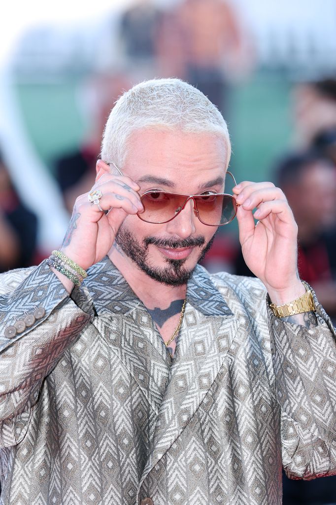 J Balvin lució un traje estampado de Emporio Armani.