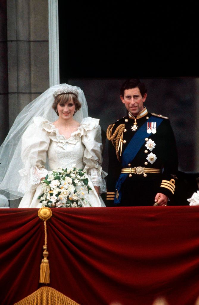Plano medio de Diana de Gales y Carlos III en el balcón real tras su boda