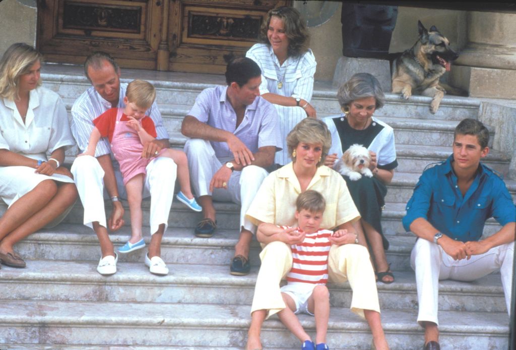 La familia real española con el entonces príncipe Carlos, Diana de Gales y sus hijos en Marivent