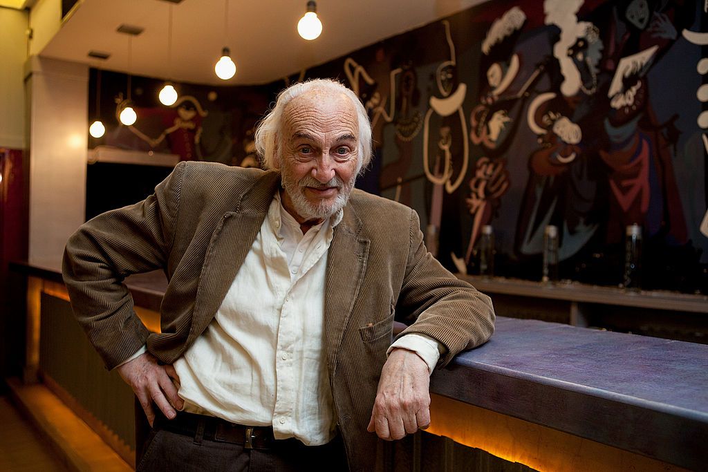 Héctor Alterio posa para una sesión de retratos tras la presentación de 'La Sonrisa Etrusca' en el Teatro Bellas Artes el 11 de marzo de 2011, en Madrid