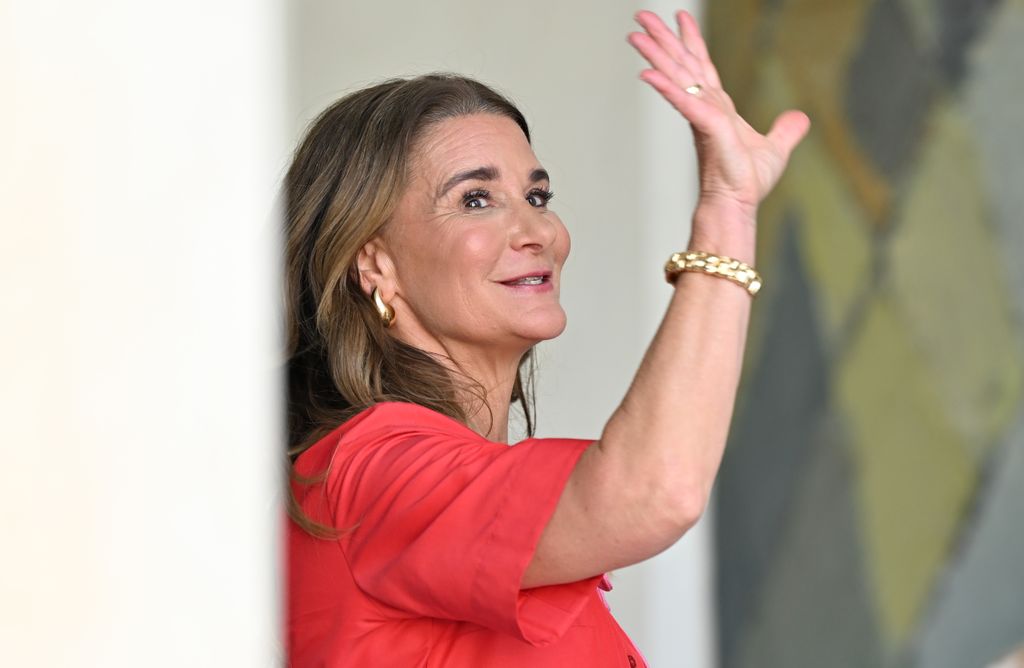 Plano medio de Melinda Gates saludando en un evento 