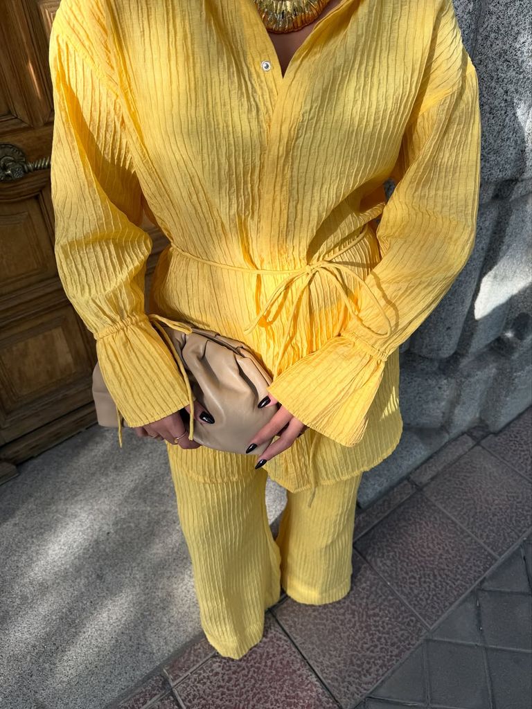 Alba Díaz Martín con un conjunto amarillo de Bali