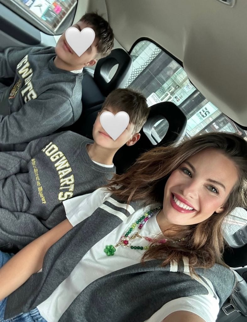 Jessica Bueno con sus hijos
