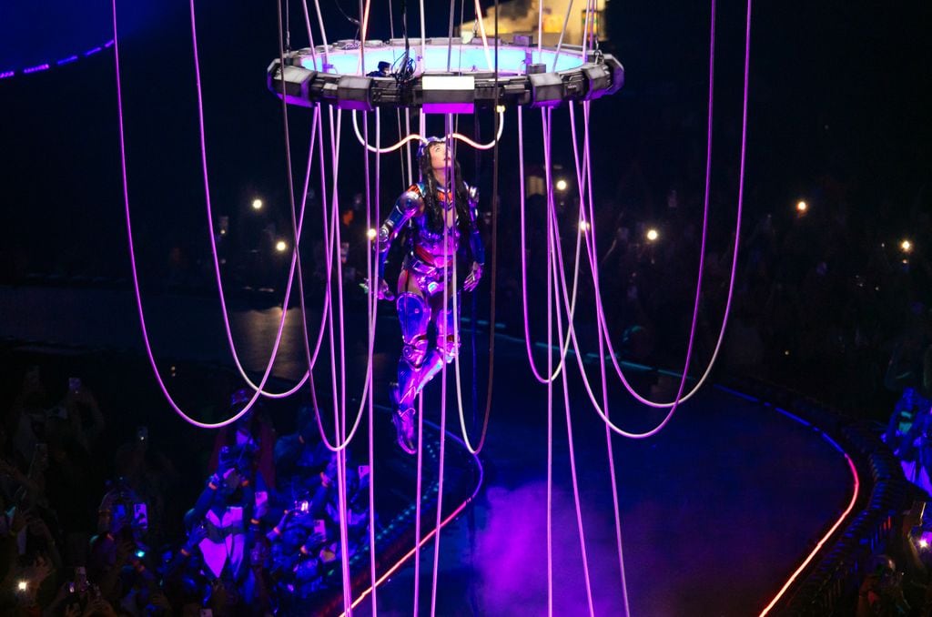 Katy Perry vuela por los aires durante varios segmentos de su show