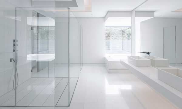 El blanco impoluto, aliado indiscutible del minimalismo, se apropia de cada rincón del cuarto de baño, mostrando su lado más práctico e higiénico. Gonzalo Botet ® para KAWNEER
