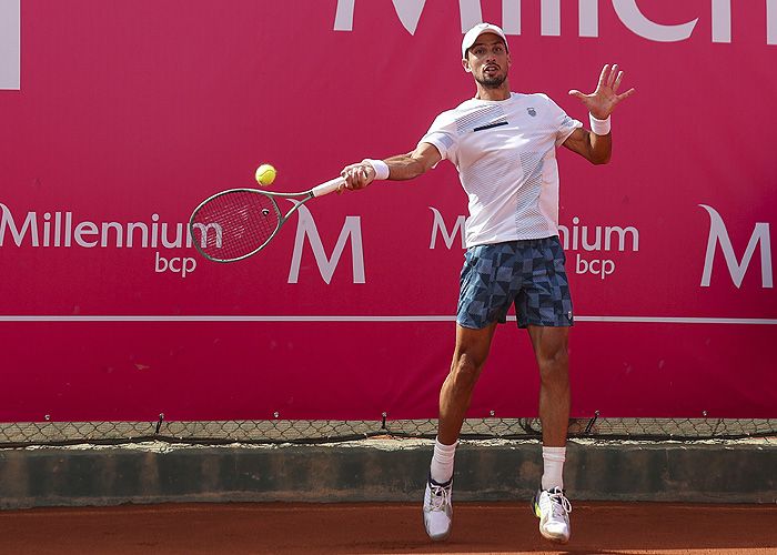Pedro jugando al tenis 