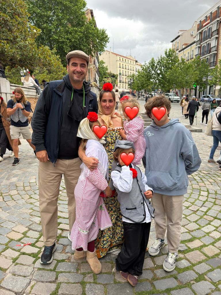Ichi Aragón junto a su marido y sus cuatro hijos en la celebración de San Isidro.