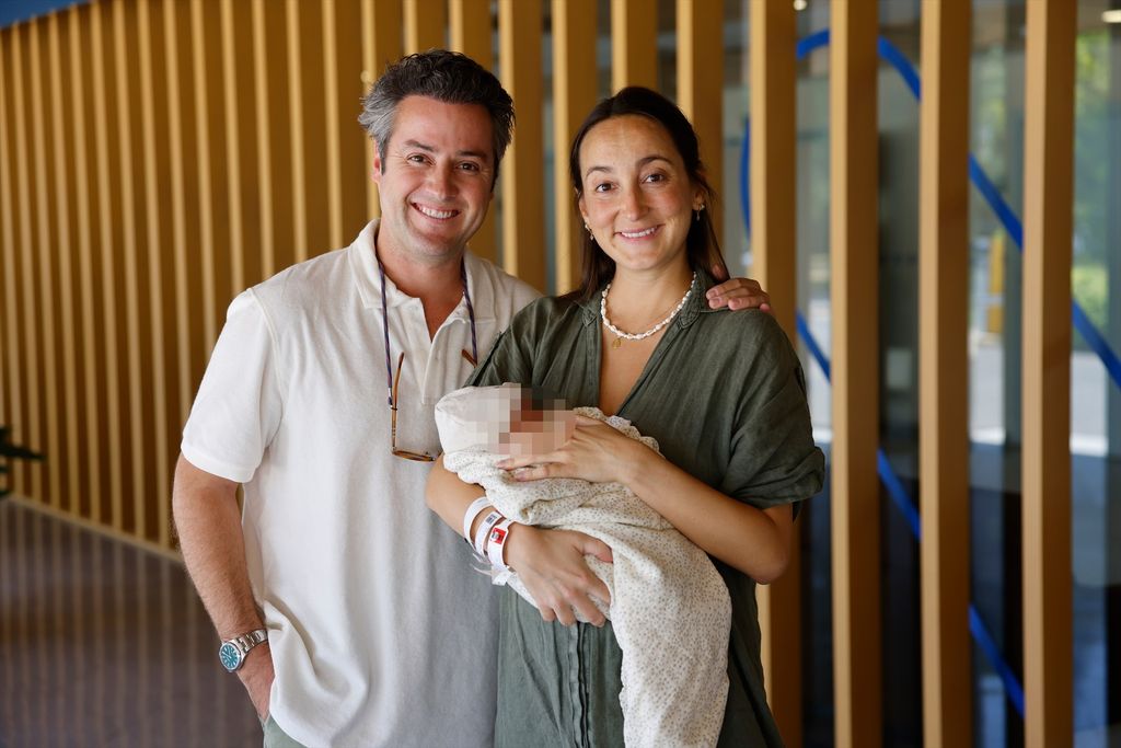 Álvaro López Huerta y Lucía Pombo junto a su hija, Lola Belén