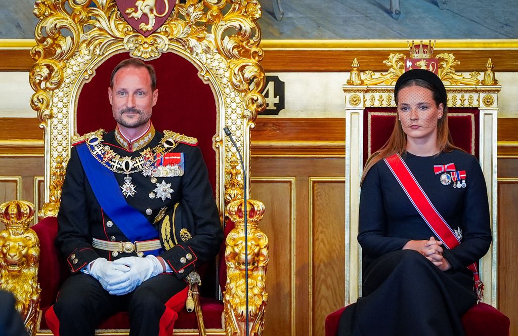 La reina Mette-Martir no presenció el juramento de Haakon VIII como rey, pero su hija Ingrid Alexandra sí lo hizo.