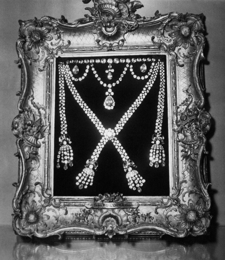 Collar de diamantes "Collar de la Reina", de María Antonieta, presentado en el Palacio de Versalles, Francia, 1955. 