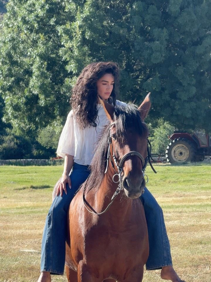 Alejandra Capetillo se lleva un gran susto en su clase de equitación: 'Qué experiencia más horrible'
